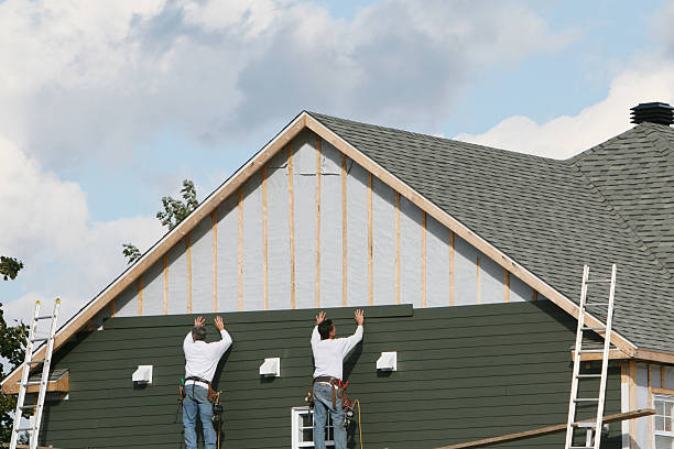 Professional Vinyl Siding technician working in New Brunswick, NJ